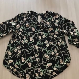 Keyhole back top with bubble 3/4 length sleeves